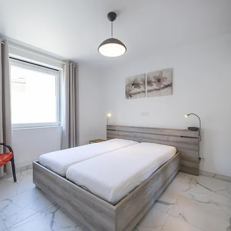 Lecomte - The White House 237 Apartment *